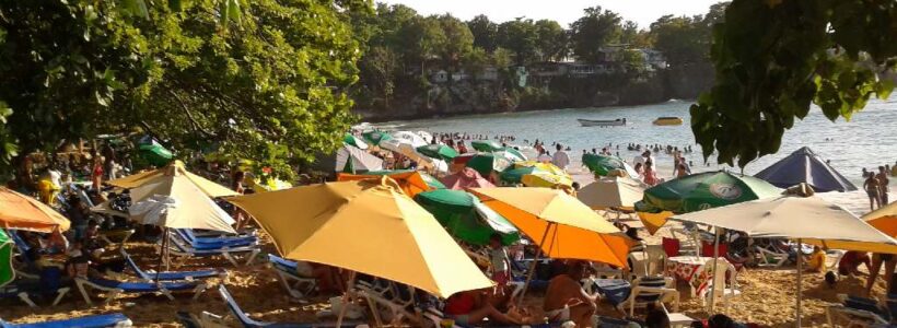 playa_llena_de_gente