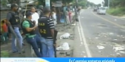 en_cangrejos_protestan_exigiendo_asfalto_en_sus_calles