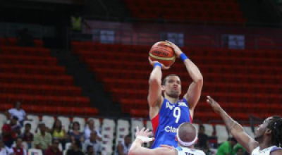 francisco-garcc3ada-9-de-rd-intenta-un-lance-al-ser-defendido-por-jugadores-de-uruguay