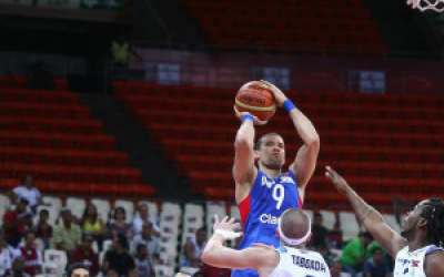 francisco-garcc3ada-9-de-rd-intenta-un-lance-al-ser-defendido-por-jugadores-de-uruguay