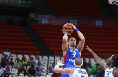 francisco-garcc3ada-9-de-rd-intenta-un-lance-al-ser-defendido-por-jugadores-de-uruguay