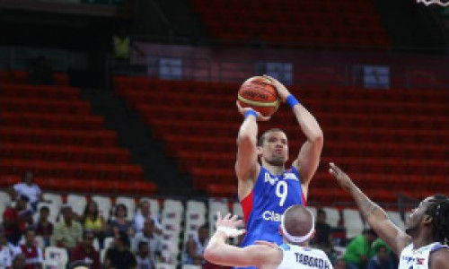 francisco-garcc3ada-9-de-rd-intenta-un-lance-al-ser-defendido-por-jugadores-de-uruguay