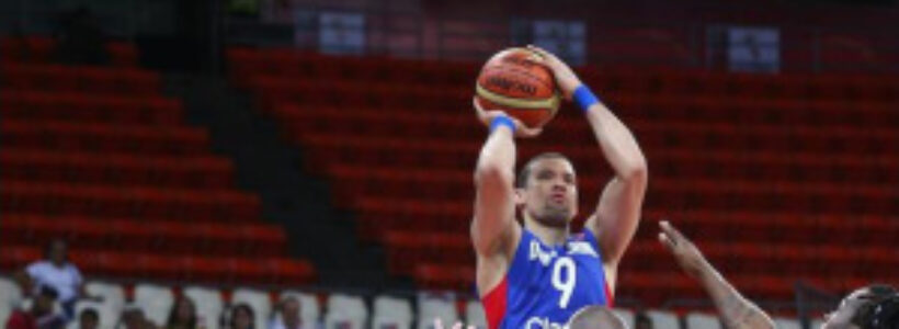 francisco-garcc3ada-9-de-rd-intenta-un-lance-al-ser-defendido-por-jugadores-de-uruguay