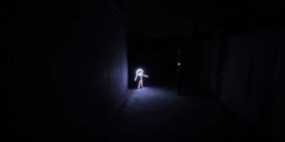 bebe_causa_sensacion_con_disfraz_de_luz