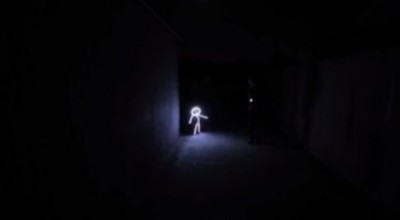 bebe_causa_sensacion_con_disfraz_de_luz
