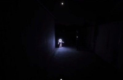 bebe_causa_sensacion_con_disfraz_de_luz