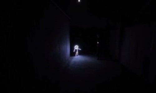 bebe_causa_sensacion_con_disfraz_de_luz