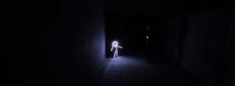 bebe_causa_sensacion_con_disfraz_de_luz
