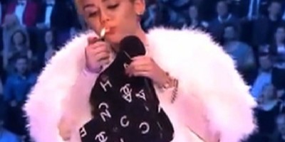 Miley-Cyrus_se_droga_en_publico