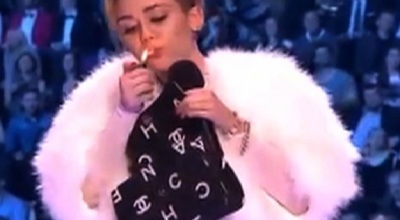 Miley-Cyrus_se_droga_en_publico