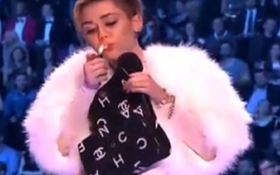 Miley-Cyrus_se_droga_en_publico