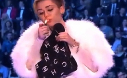 Miley-Cyrus_se_droga_en_publico