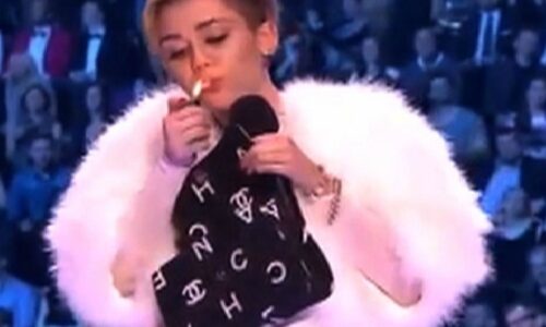 Miley-Cyrus_se_droga_en_publico