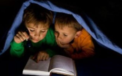 Mirar-el-televisor-demasiado-cerca-o-leer-con-poca-luz-daa-la-vista
