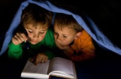 Mirar-el-televisor-demasiado-cerca-o-leer-con-poca-luz-daa-la-vista