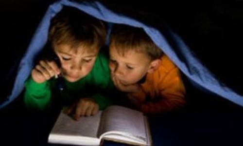 Mirar-el-televisor-demasiado-cerca-o-leer-con-poca-luz-daa-la-vista
