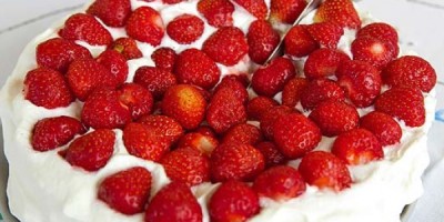 pastel-de-fresas-con-crema-613x342