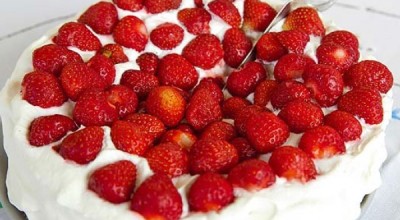pastel-de-fresas-con-crema-613x342