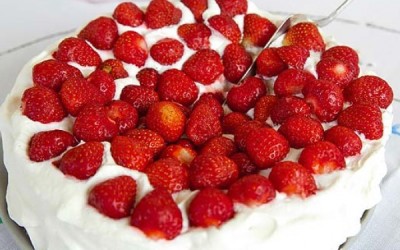 pastel-de-fresas-con-crema-613x342