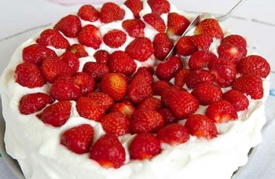 pastel-de-fresas-con-crema-613x342