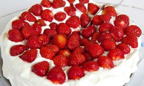 pastel-de-fresas-con-crema-613x342