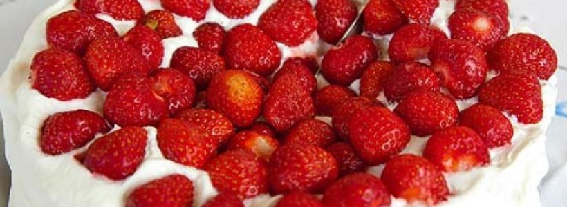 pastel-de-fresas-con-crema-613x342