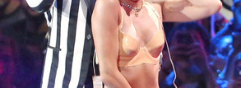 rs_293x473-130826094343-634.Miley.Thicke.mh.082613