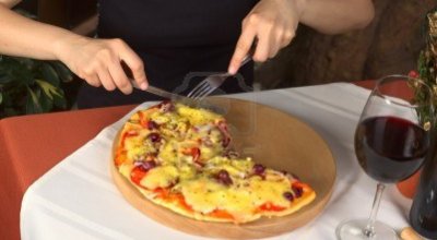 10547695-mujer-de-comer-pizza-vegetariana-en-una-pizzeria