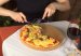 10547695-mujer-de-comer-pizza-vegetariana-en-una-pizzeria