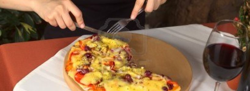 10547695-mujer-de-comer-pizza-vegetariana-en-una-pizzeria