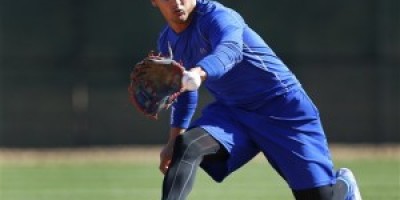 El cubano Alex Guerrero, de los Dodgers de Los Angeles, realiza una atrapada en segunda base durante una práctica de los entrenamiento de primavera el martes 11 de febrero de 2014, en Glendale, Arizona. (Foto AP/Paul Sancya)