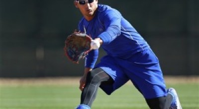 El cubano Alex Guerrero, de los Dodgers de Los Angeles, realiza una atrapada en segunda base durante una práctica de los entrenamiento de primavera el martes 11 de febrero de 2014, en Glendale, Arizona. (Foto AP/Paul Sancya)