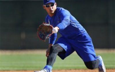 El cubano Alex Guerrero, de los Dodgers de Los Angeles, realiza una atrapada en segunda base durante una práctica de los entrenamiento de primavera el martes 11 de febrero de 2014, en Glendale, Arizona. (Foto AP/Paul Sancya)