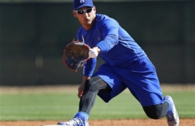 El cubano Alex Guerrero, de los Dodgers de Los Angeles, realiza una atrapada en segunda base durante una práctica de los entrenamiento de primavera el martes 11 de febrero de 2014, en Glendale, Arizona. (Foto AP/Paul Sancya)