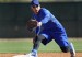 El cubano Alex Guerrero, de los Dodgers de Los Angeles, realiza una atrapada en segunda base durante una práctica de los entrenamiento de primavera el martes 11 de febrero de 2014, en Glendale, Arizona. (Foto AP/Paul Sancya)