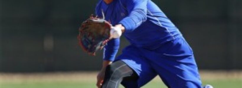 El cubano Alex Guerrero, de los Dodgers de Los Angeles, realiza una atrapada en segunda base durante una práctica de los entrenamiento de primavera el martes 11 de febrero de 2014, en Glendale, Arizona. (Foto AP/Paul Sancya)