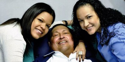 CHAVEZ_JUNTO_A_SUS_HIJAS