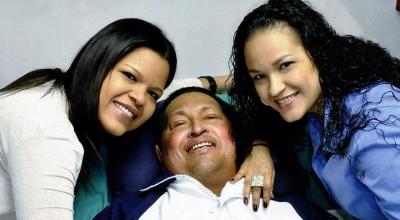 CHAVEZ_JUNTO_A_SUS_HIJAS