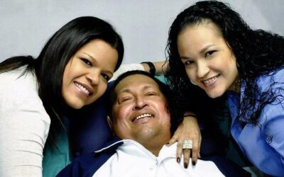 CHAVEZ_JUNTO_A_SUS_HIJAS