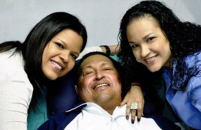 CHAVEZ_JUNTO_A_SUS_HIJAS