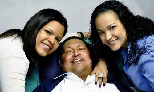 CHAVEZ_JUNTO_A_SUS_HIJAS