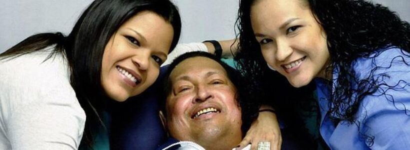 CHAVEZ_JUNTO_A_SUS_HIJAS