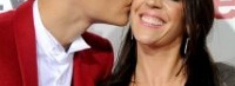 justin-bieber-y-su-mama_214x320-200x300