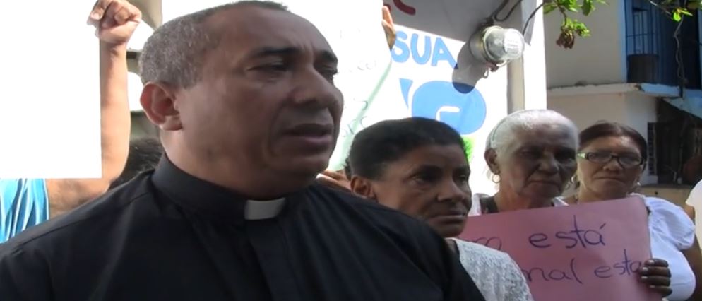 padre_Bernardo_reclama_rehabilitacion_centro_medico_y_el_hospital_de_sosua