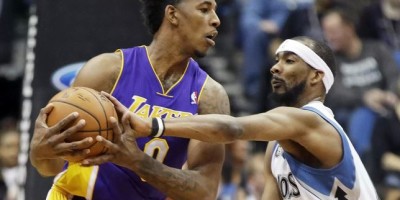 young_de_los_lakers_se_lesiona