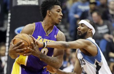 young_de_los_lakers_se_lesiona