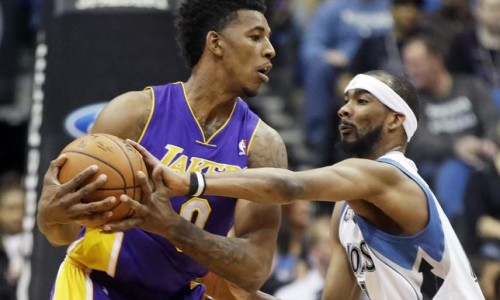 young_de_los_lakers_se_lesiona