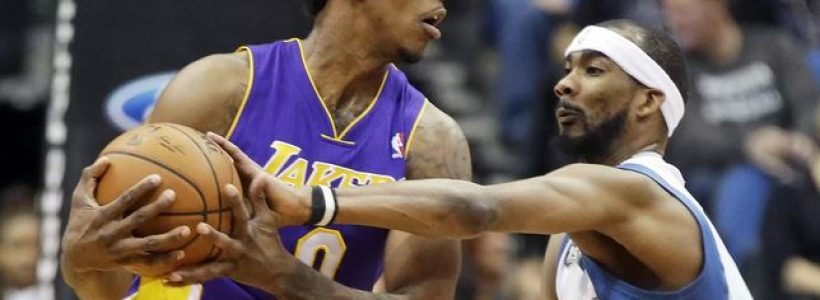 young_de_los_lakers_se_lesiona