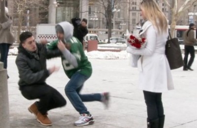 Le-roban-el-anillo-en-plena-propuesta-de-matrimonio-500x281