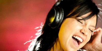 chica-escuchando-musica